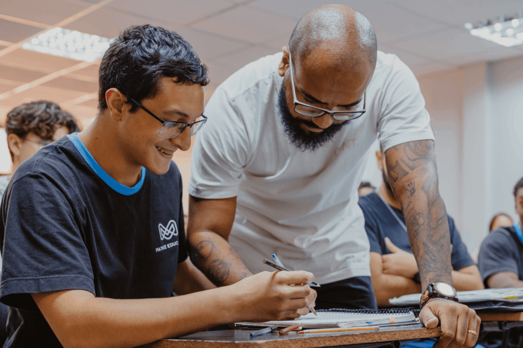 Estudante do Matriz Educação em ambiente escolar